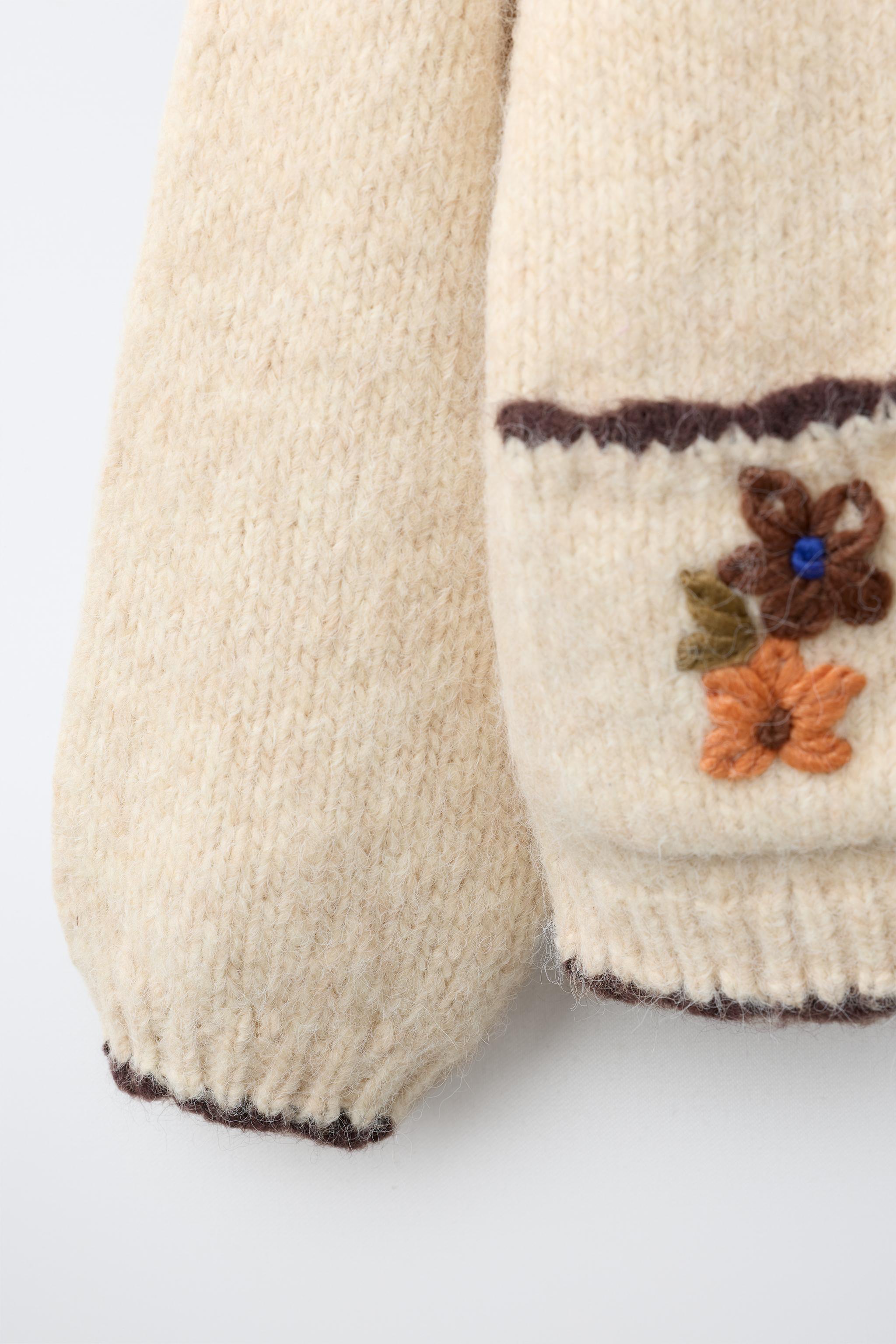GILET EN MAILLE POCHES FLEURS BRODÉES