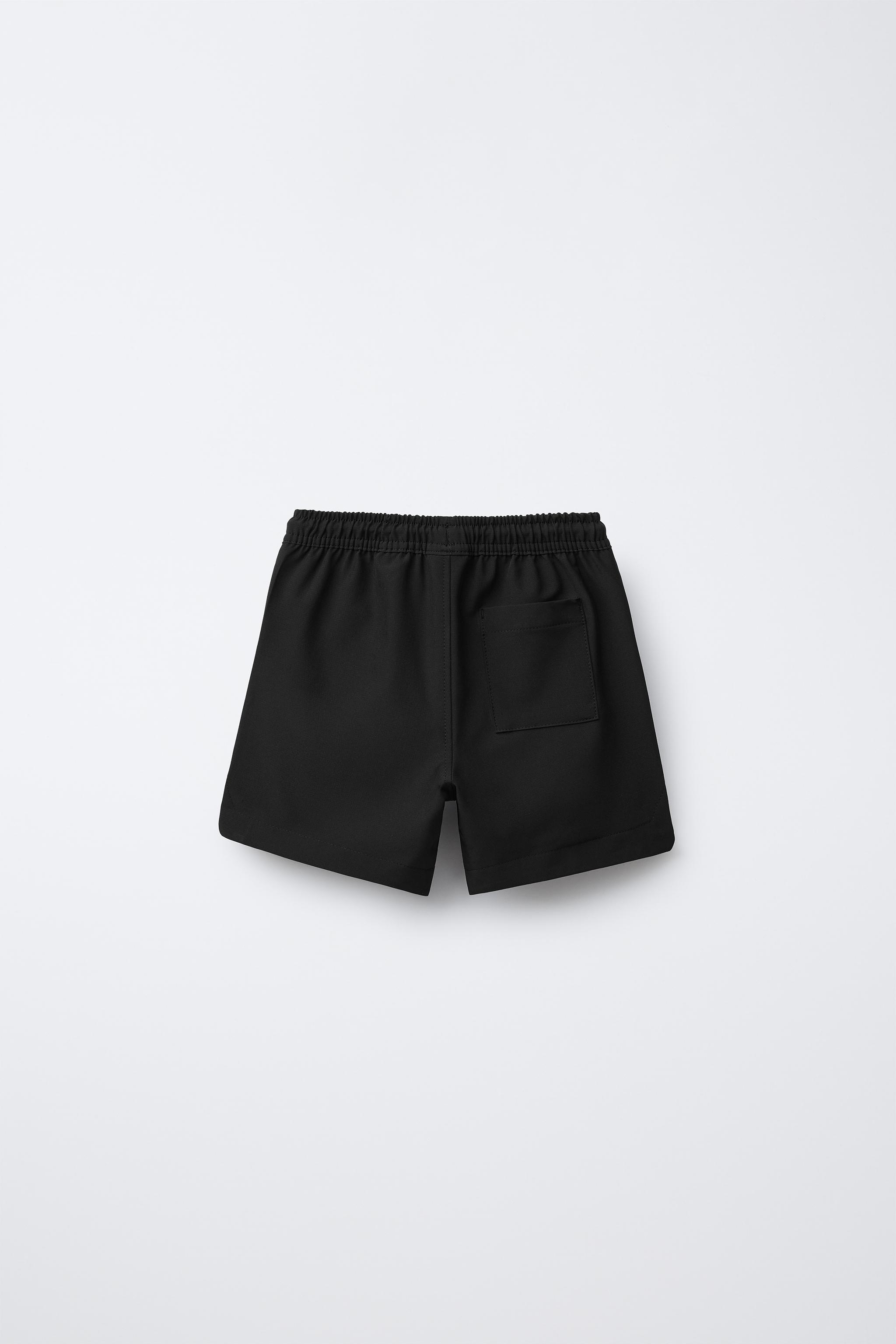 ショートパンツ MARKET SS22 BERMUDA WITH LOGO PRINT (395000486_BLACK) Plush cargo Bermuda shorts - Shorts and jorts - Men | Bershka