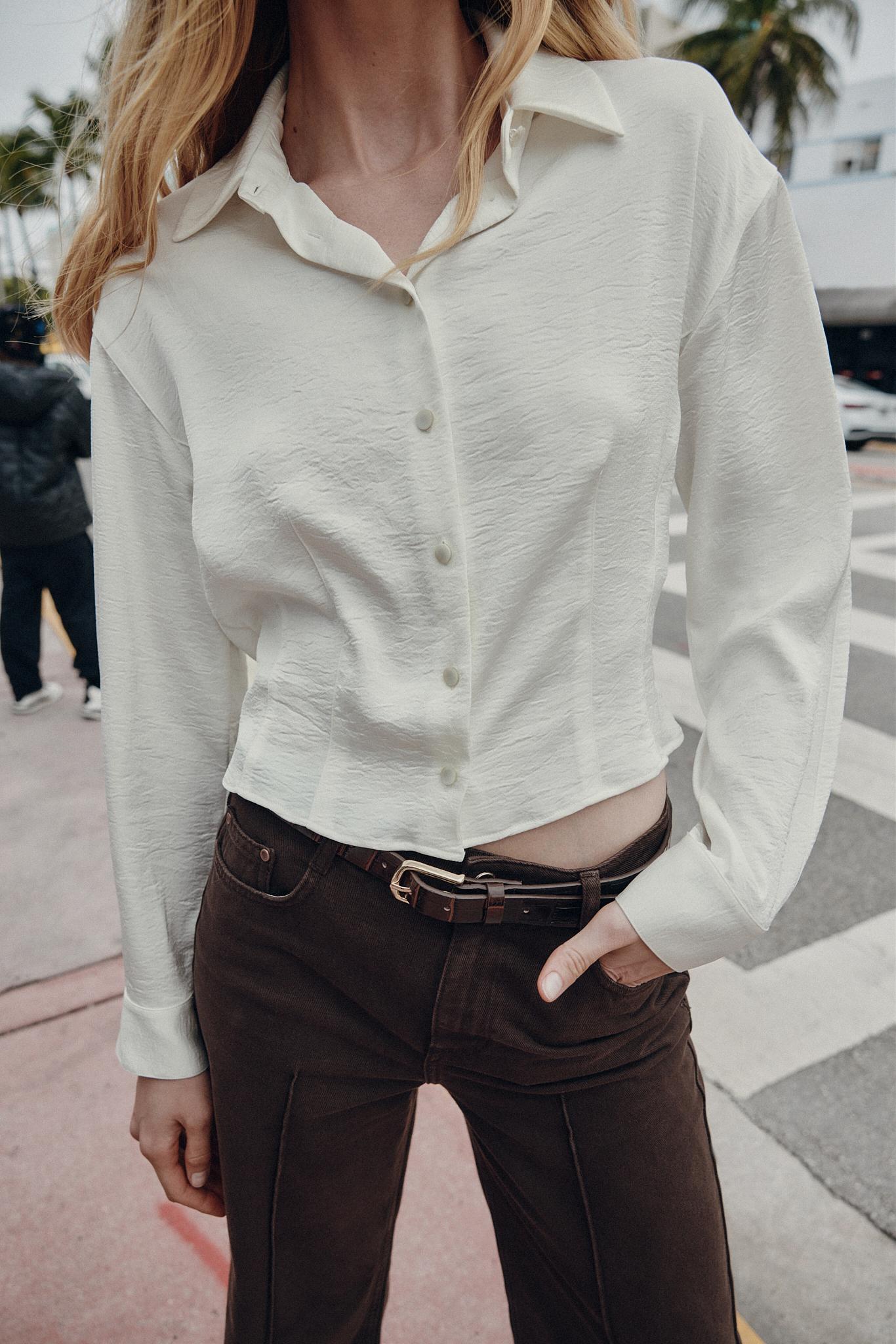 CHEMISE SATINÉE À LA TAILLE AJUSTÉE