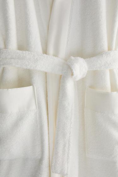 COTTON BATHROBE WITH SATEEN APPLIQUÉ - Oyster-white by Zara