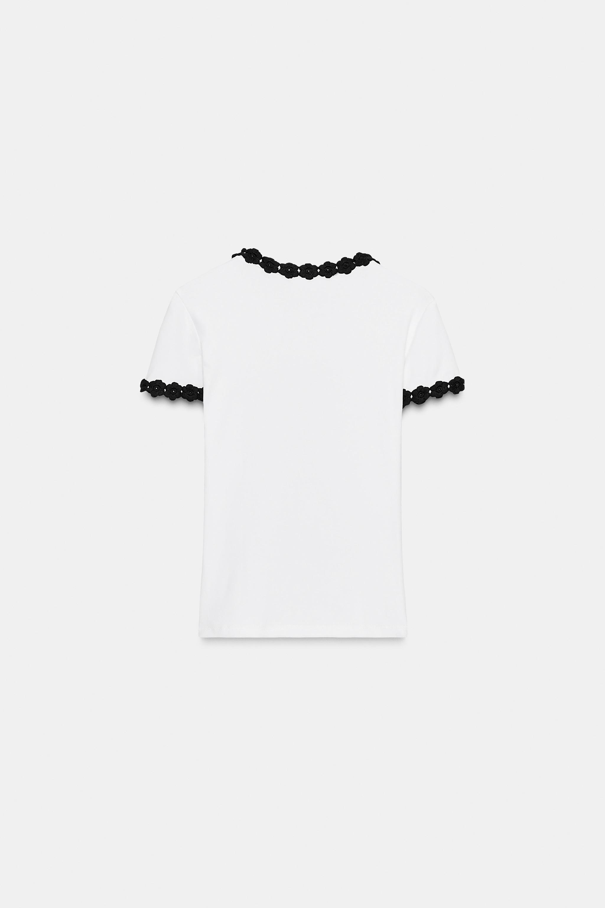 FLOWER TRIM T-SHIRT