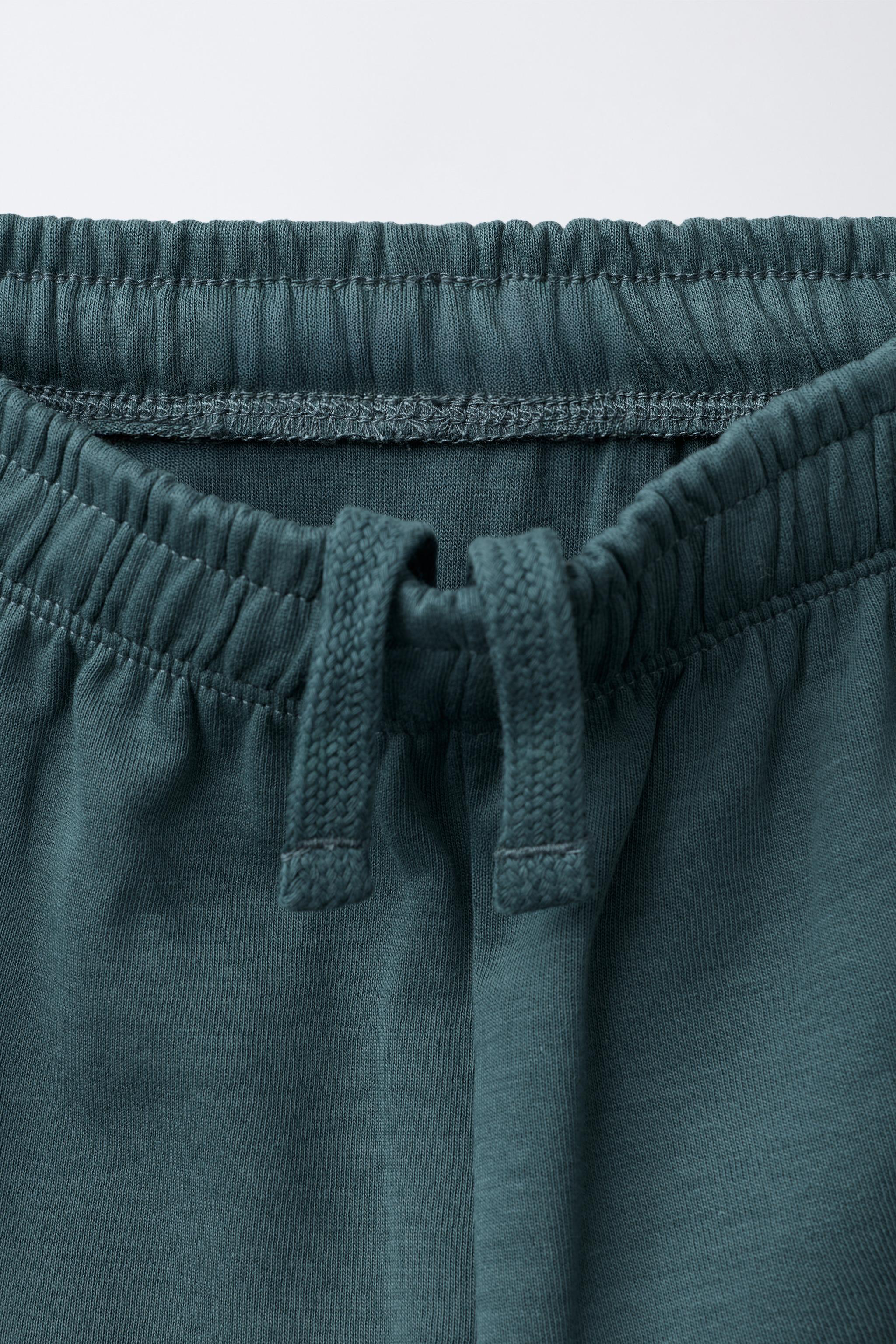 INTERLOCK SWEATSHIRT AND JOGGER SET WITH EMBOSSED TEXT