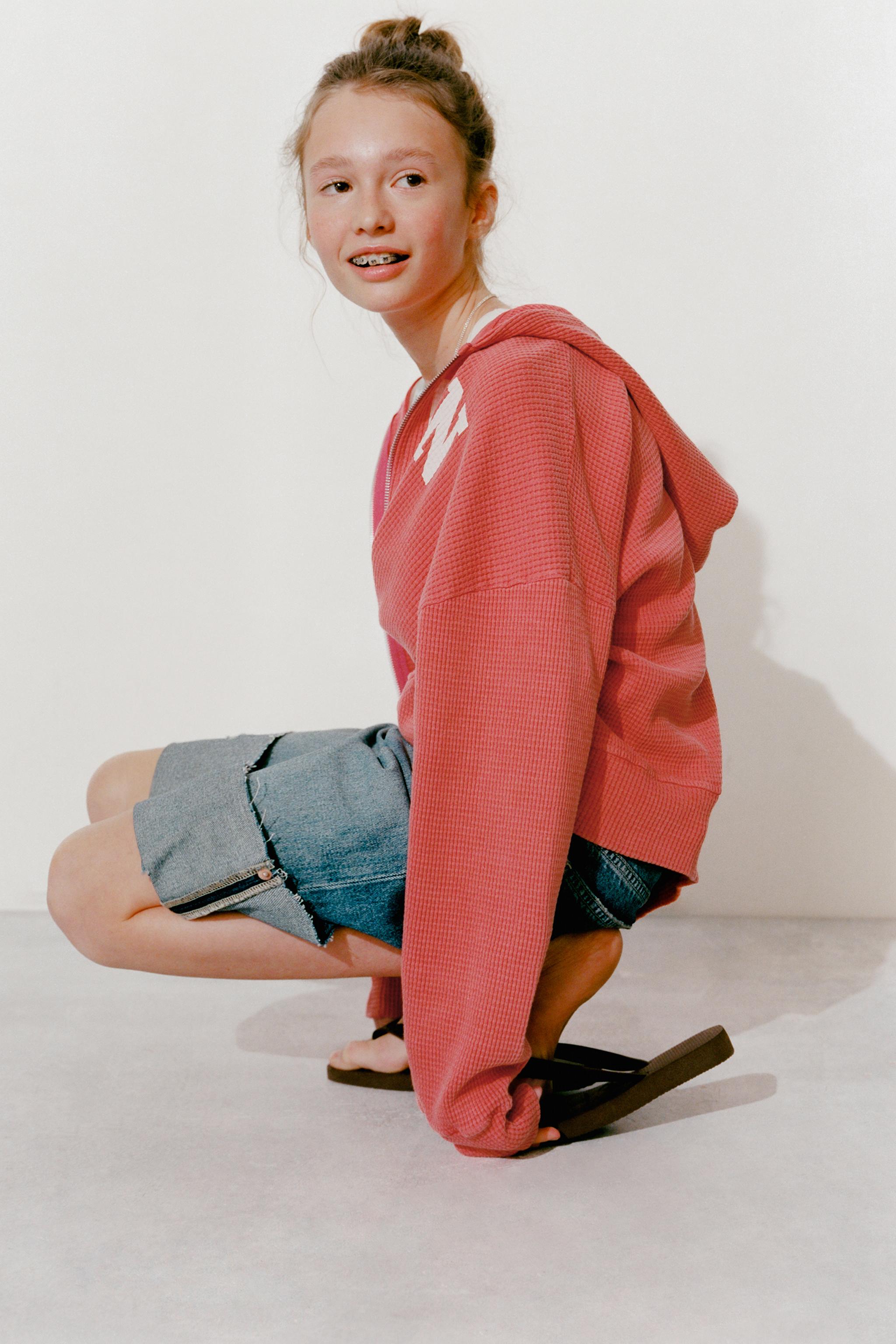 WAFFLE-KNIT HOODIE WITH SLOGAN — Red