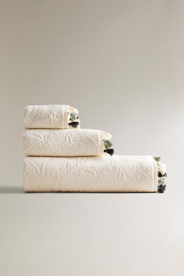 TOALLA BAÑO POMPONES JACQUARD - Crudo medio de Zara