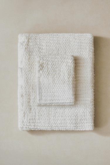 UTERÁK S VAFĽOVÝM VZOROM A HLADKÝM OKRAJOM - Slonovina zn. Zara