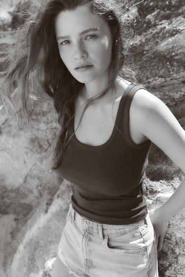 T-SHIRT COTON MODAL À BRETELLES - Marron foncé de Zara - Image 0