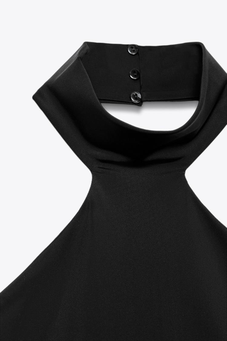 Λεπτομέρεια μαύρου ζιβάγκο με κουμπιά.