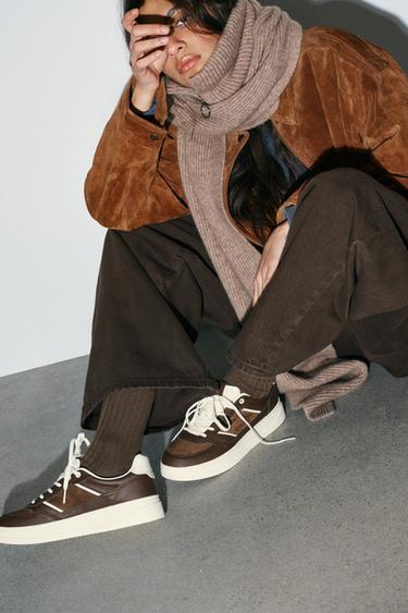 حذاء رياضي مُجمَّع - بني by Zara