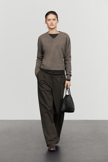 100% wool V-neck knit sweater — Black gold 1