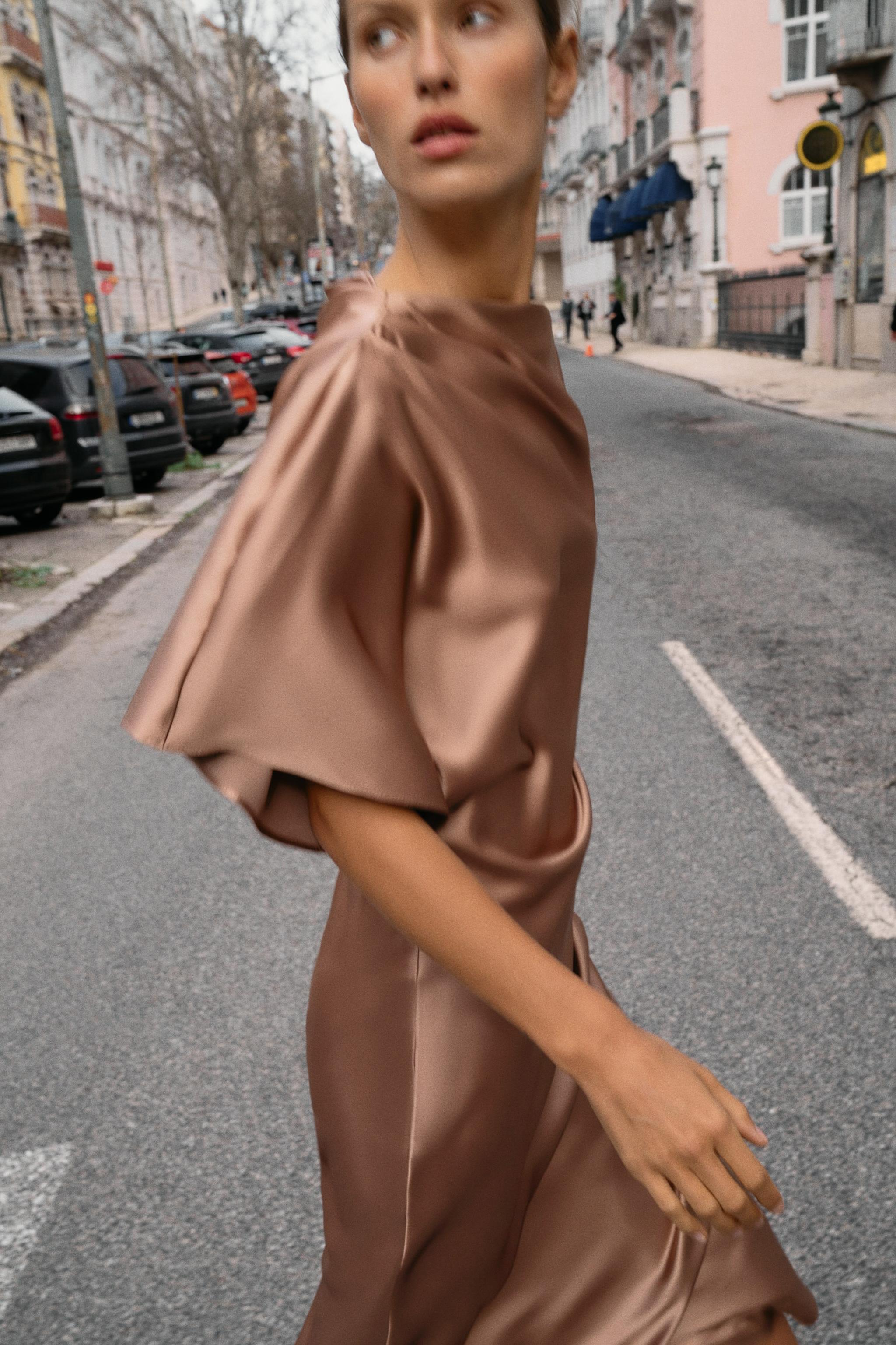 ROBE MI-LONGUE SATINÉE MANCHE ASYMÉTRIQUE