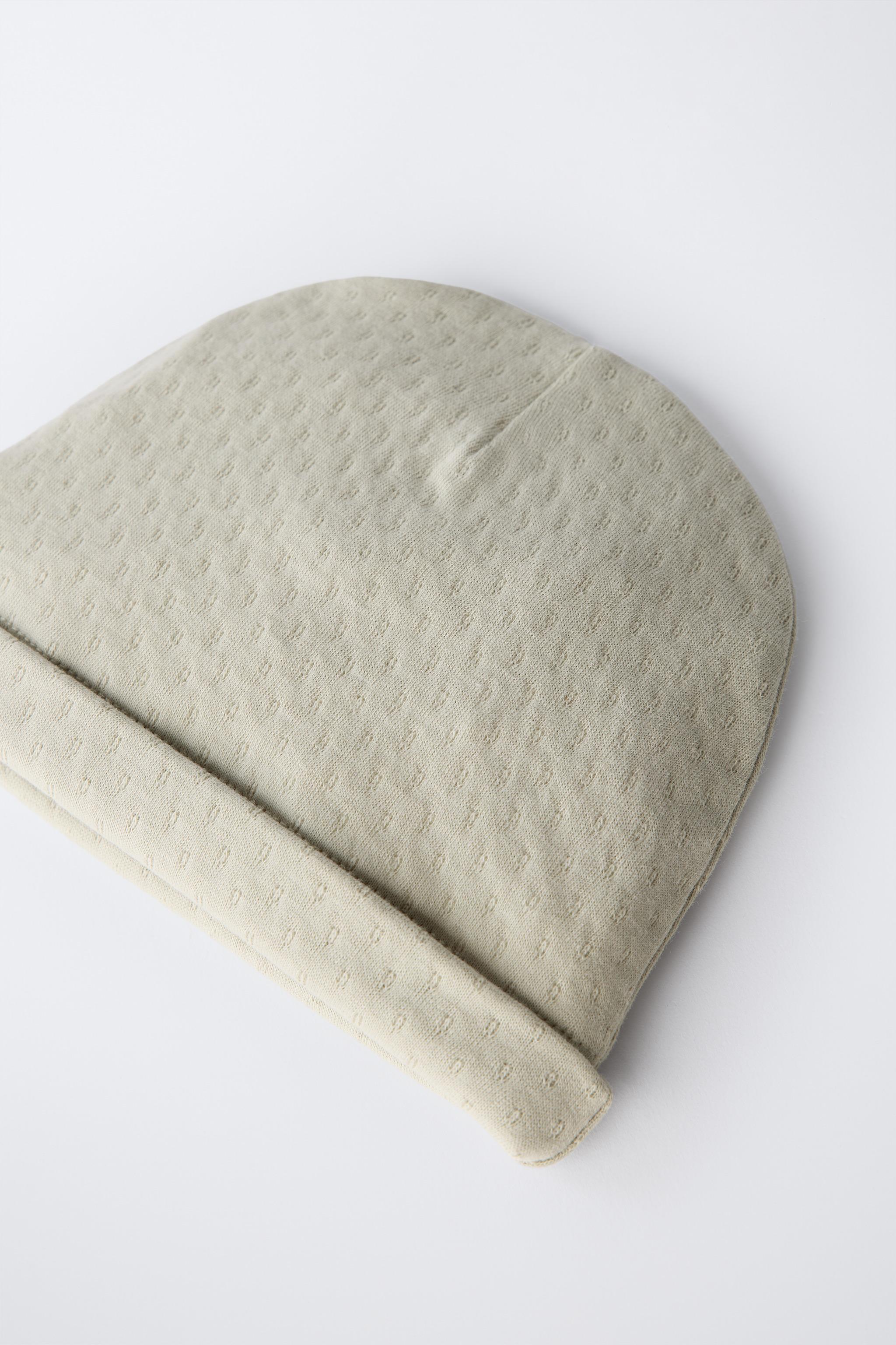 HAT AND BIB PACK WITH TEXTURED WEAVE