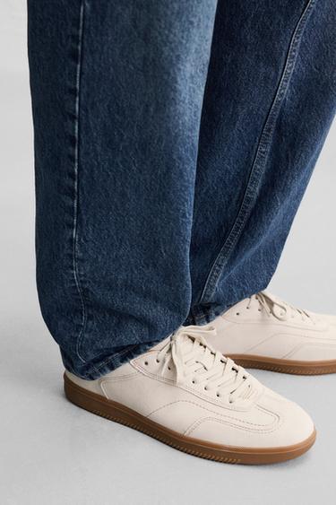 SNEAKERS I SKIND MED KONTRASTERENDE SÅL - Knoglehvid fra Zara