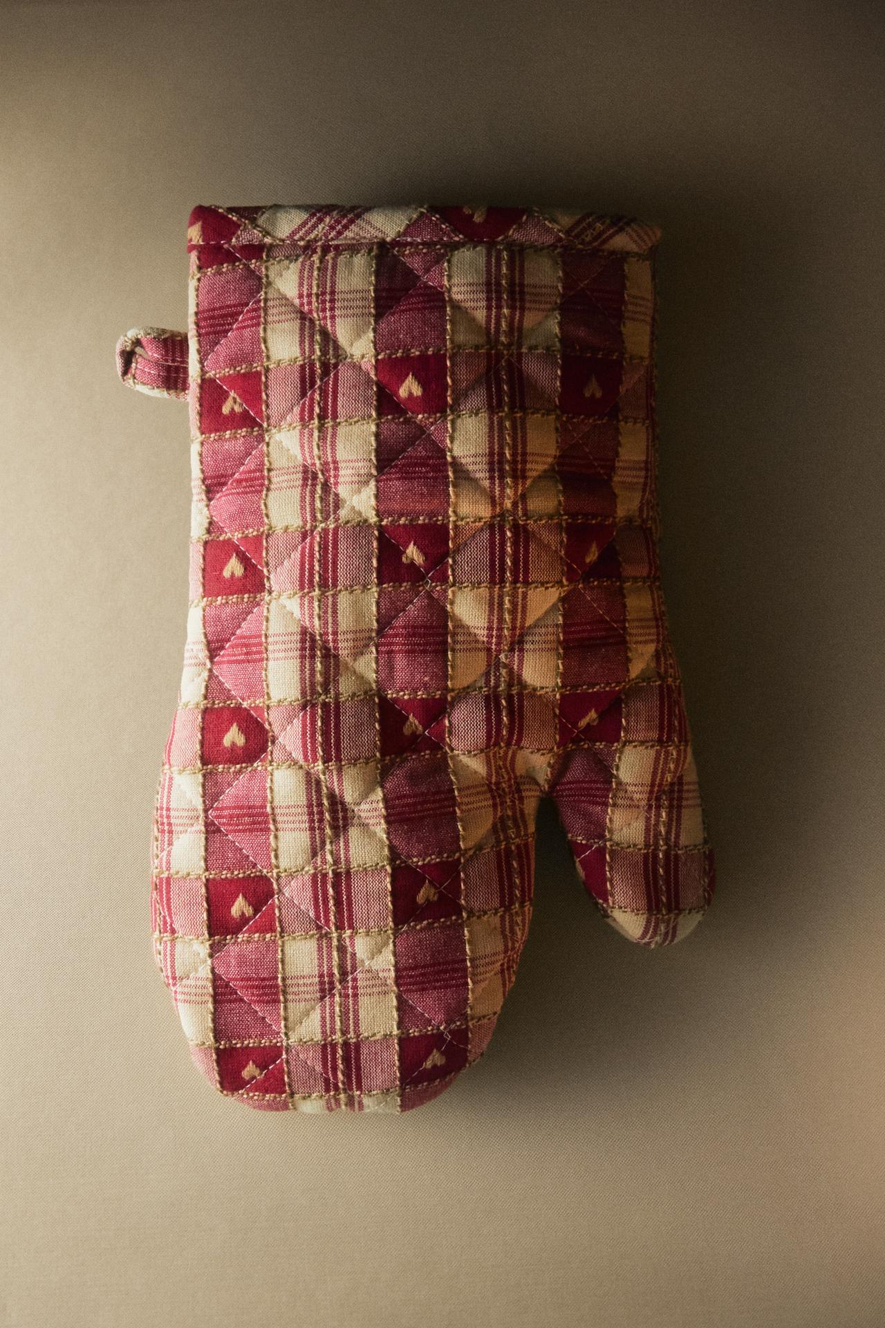 COTTON CHRISTMAS HEARTS AND CHECK KITCHEN OVEN MITT — Red
