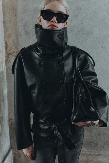 BLOUSON EN MATIÈRE SYNTHÈTIQUE AVEC CEINTURE - Noir de Zara