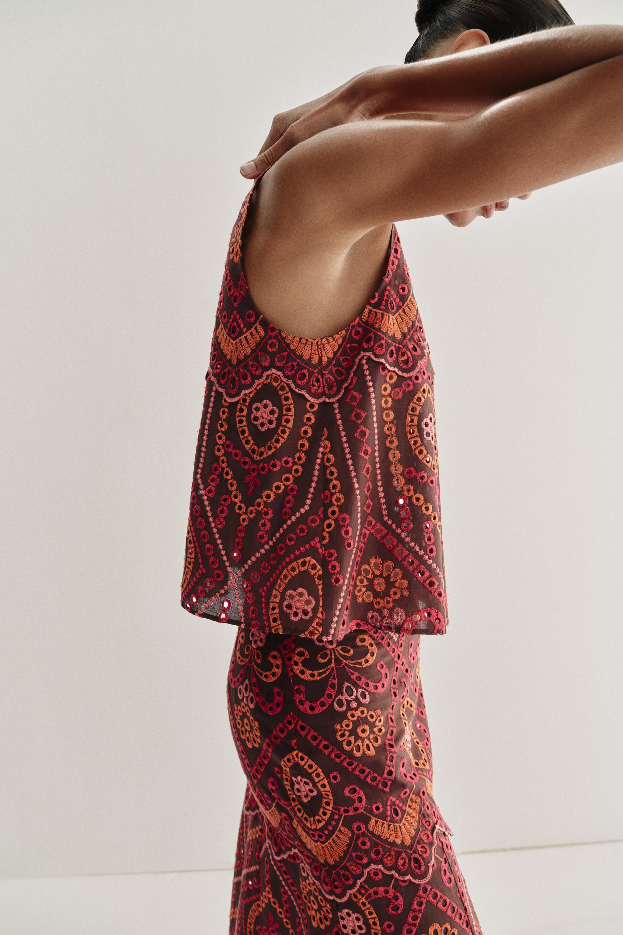 TOP À BRODERIES PERFORÉES