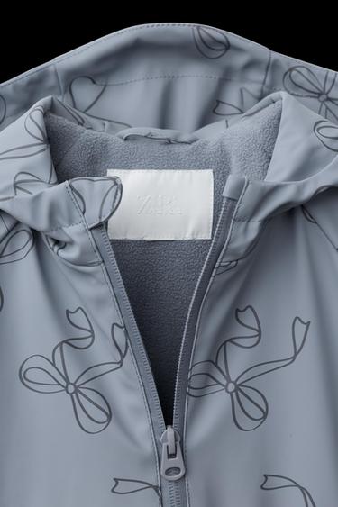 GUMMIERTER REGENMANTEL MIT WATER-RESISTANT-PRINT - Mittelblau von Zara