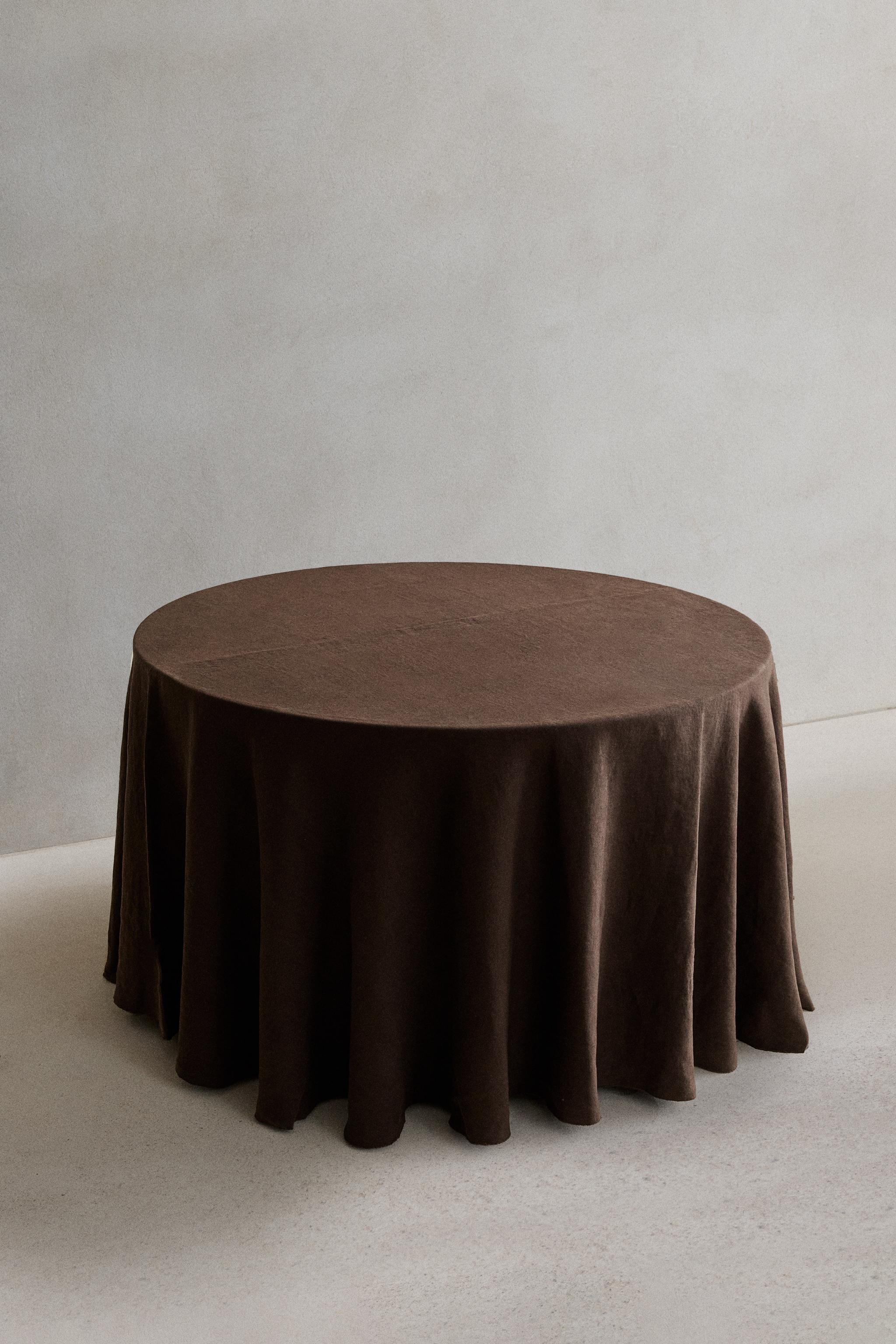 TABLECLOTH 01