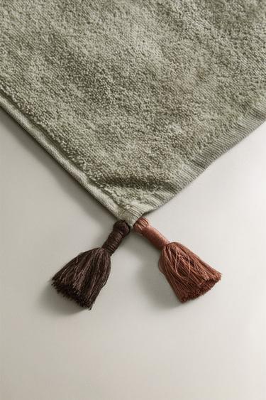SERVIETTE DE BAIN VELOURS POMPONS - Vert moyen de Zara - Image 2