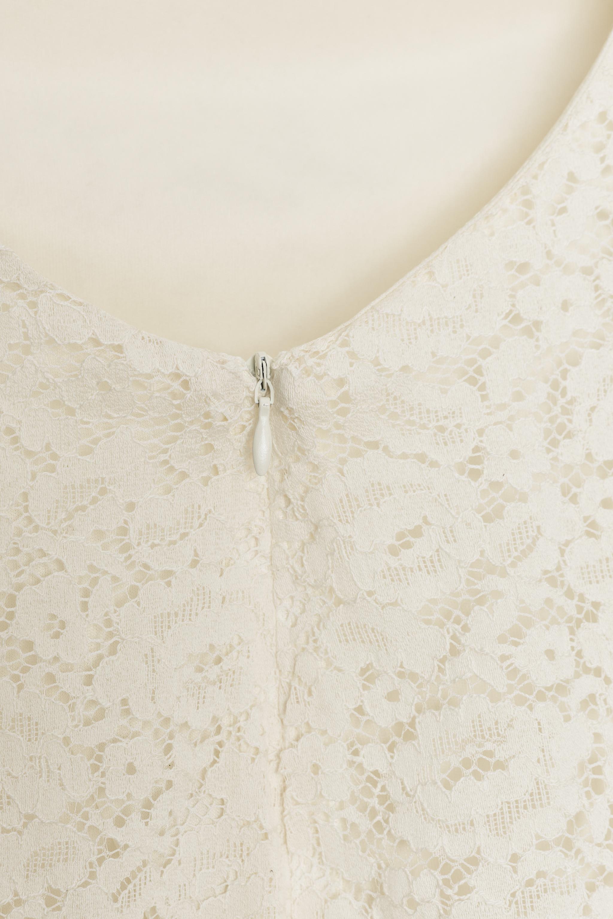 ROBE COURTE EN DENTELLE