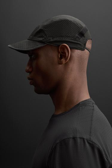 CASQUETTE TECHNIQUE PERFORÉE - Noir de Zara - Image 1