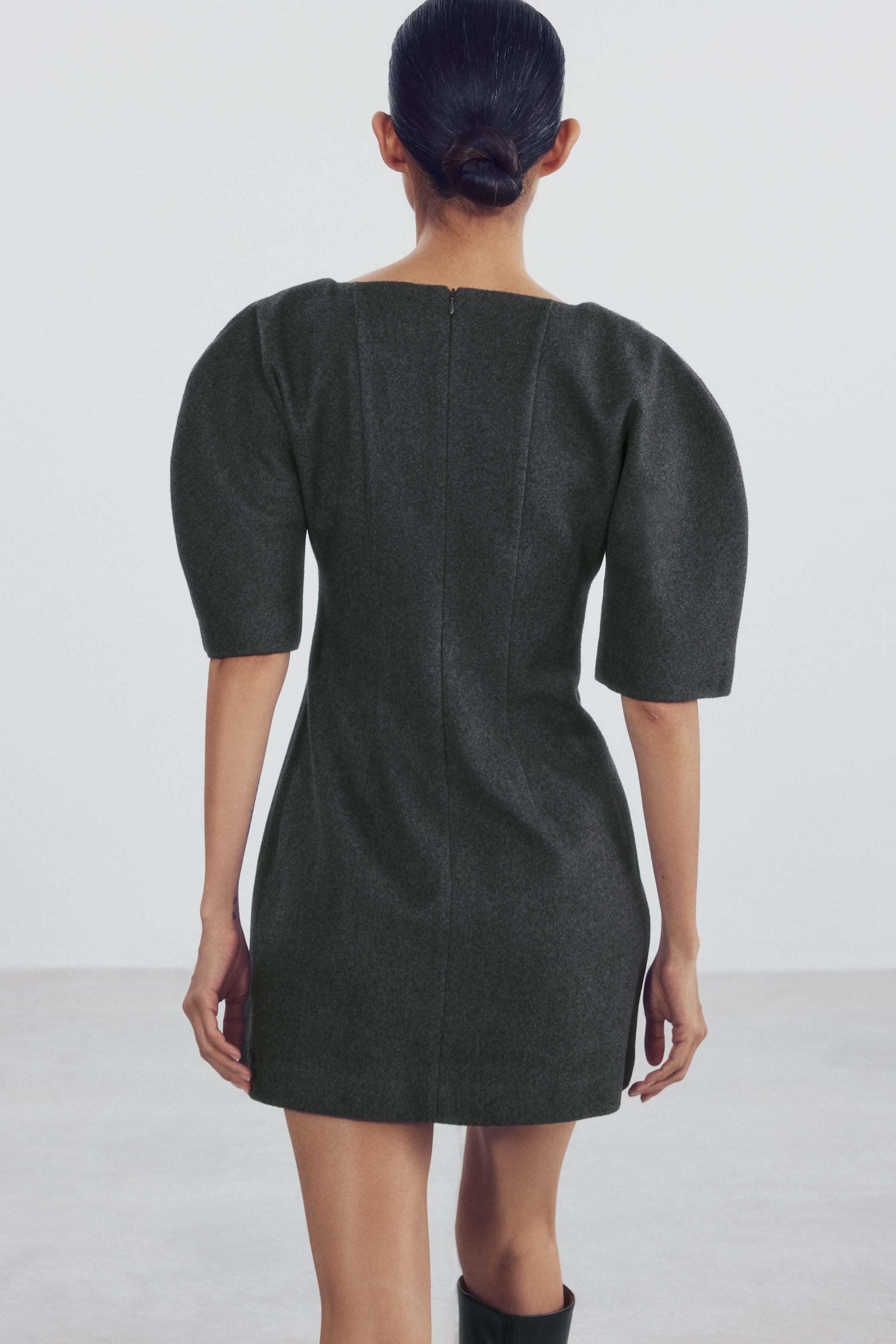 ROBE COURTE AVEC MANCHES BOUFFANTES