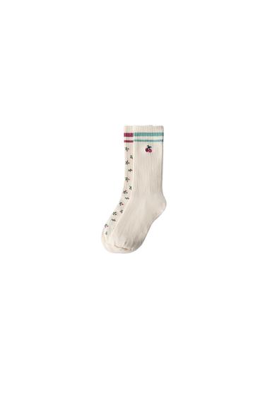 PACK DOS CALCETINES LARGOS FLORES BANDAS - Crudo de Zara
