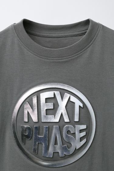 T-SHIRT À INSCRIPTION EN RELIEF - Gris anthracite de Zara - Image 2