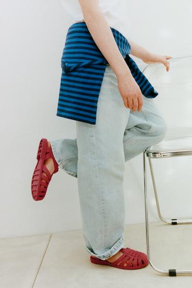 SANDALES STYLE PLAGE GOMMÉES - Rouge de Zara - Image 1