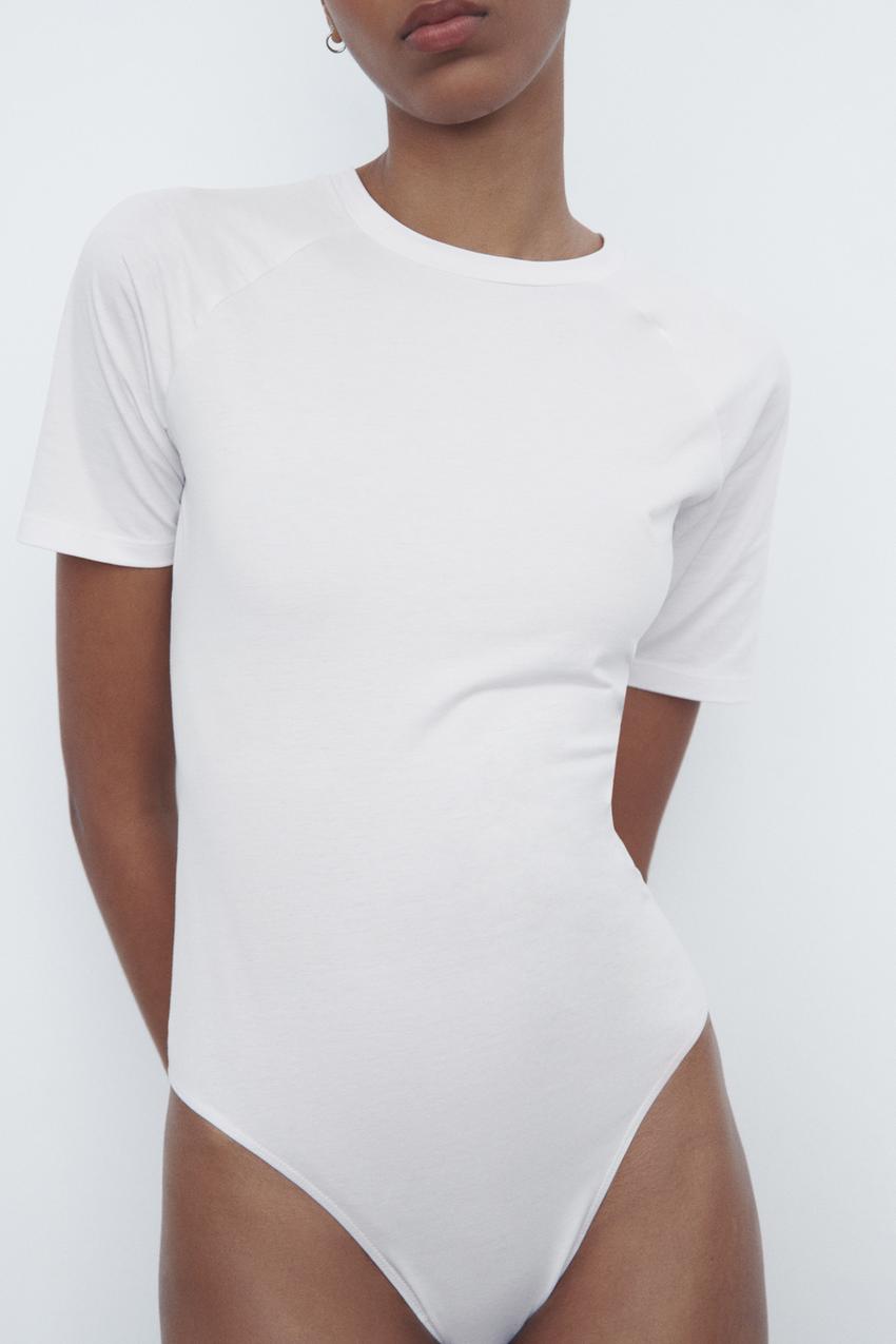 Bodysuit made of stretch cotton with round neck and short sleeves. Bottom  snap button closure. - White