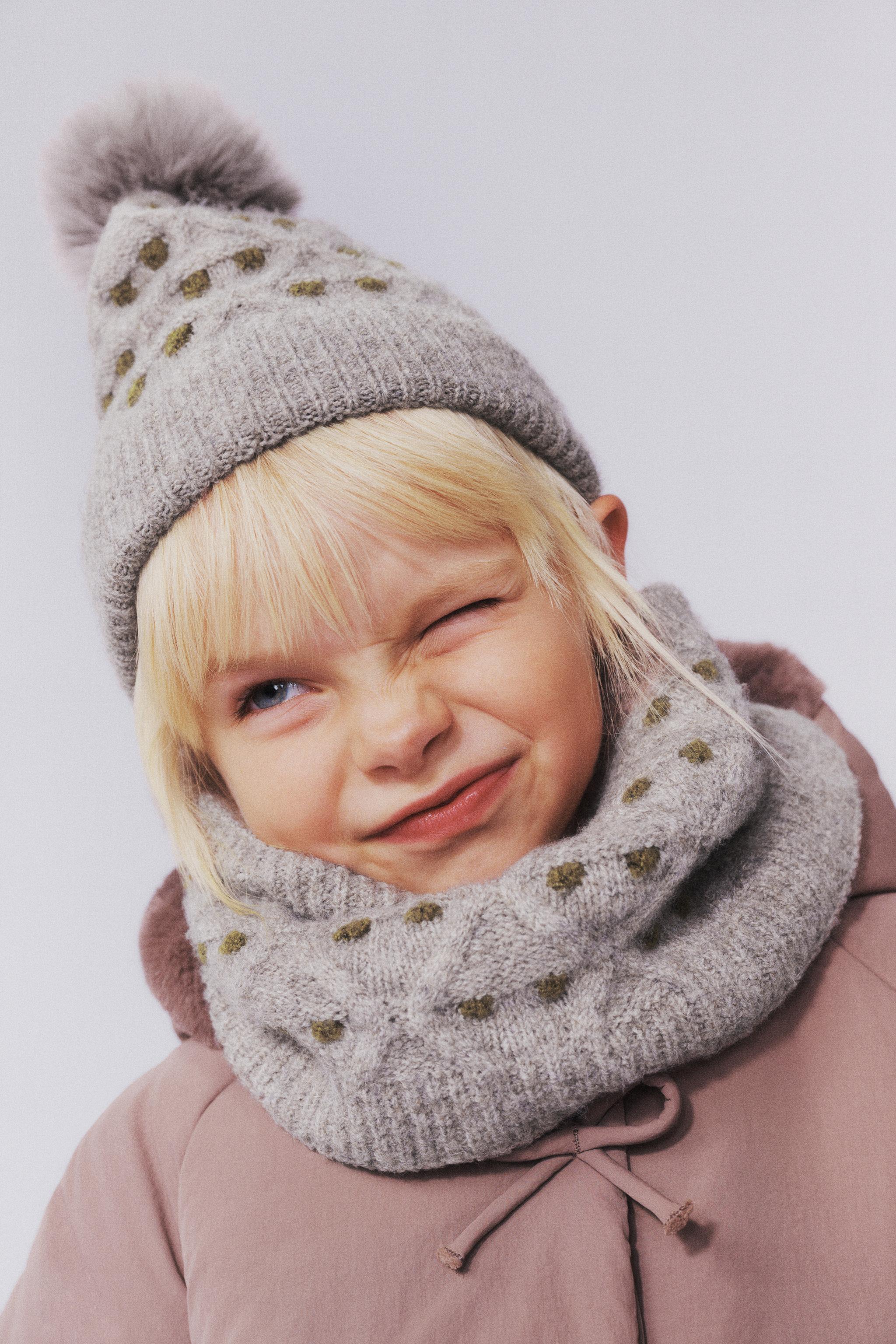 BONNET EN MAILLE À POIS ET POMPON
