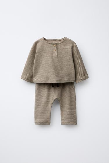 КОМПЛЕКТ ИЗ ФУТБОЛКИ И БРЮК В ПОЛОСКУ — РЫЖЕВАТО-КОРИЧНЕВЫЙ от Zara — изображение 0