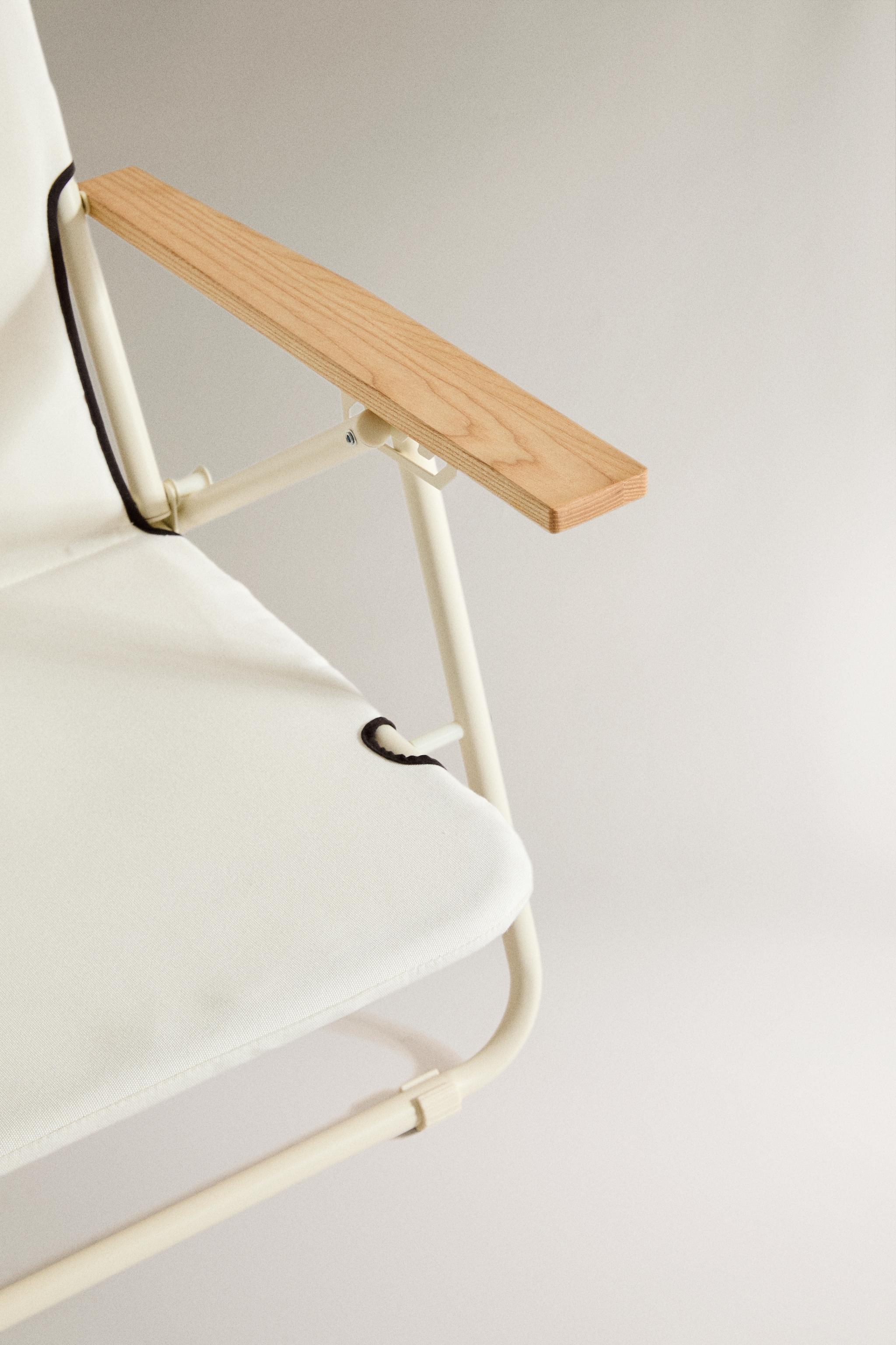 FOLDING BEACH CHAIR WITH WOODEN ARM RESTS — Ecru