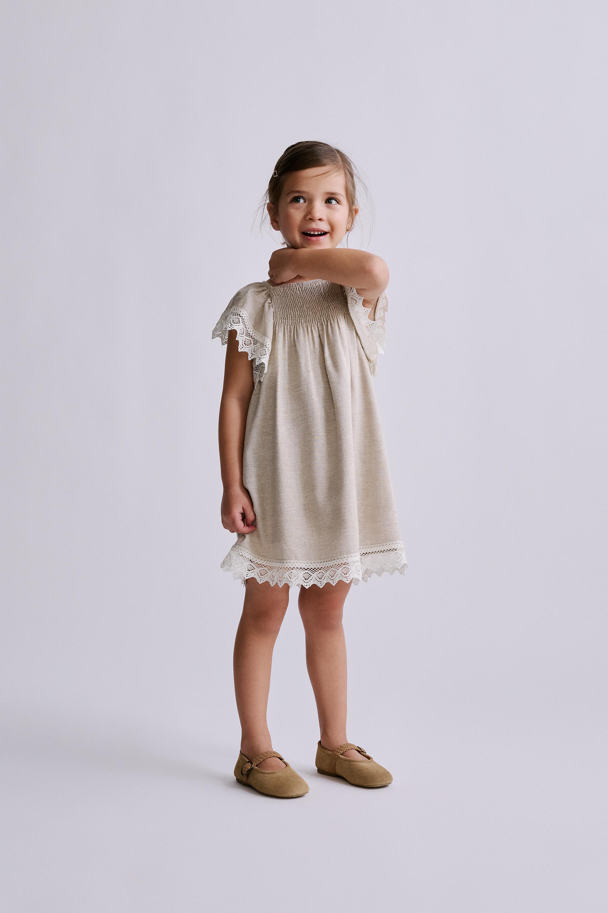 ROBE BRILLANTE AVEC DENTELLE