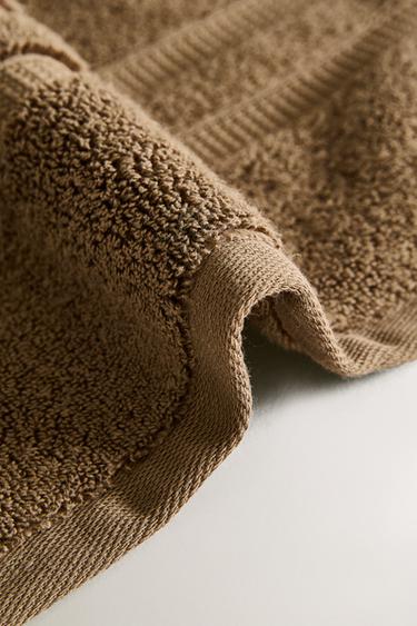 EXTRA SOFT DOUBLE BORDER BATH TOWEL - Dark khaki by Zara