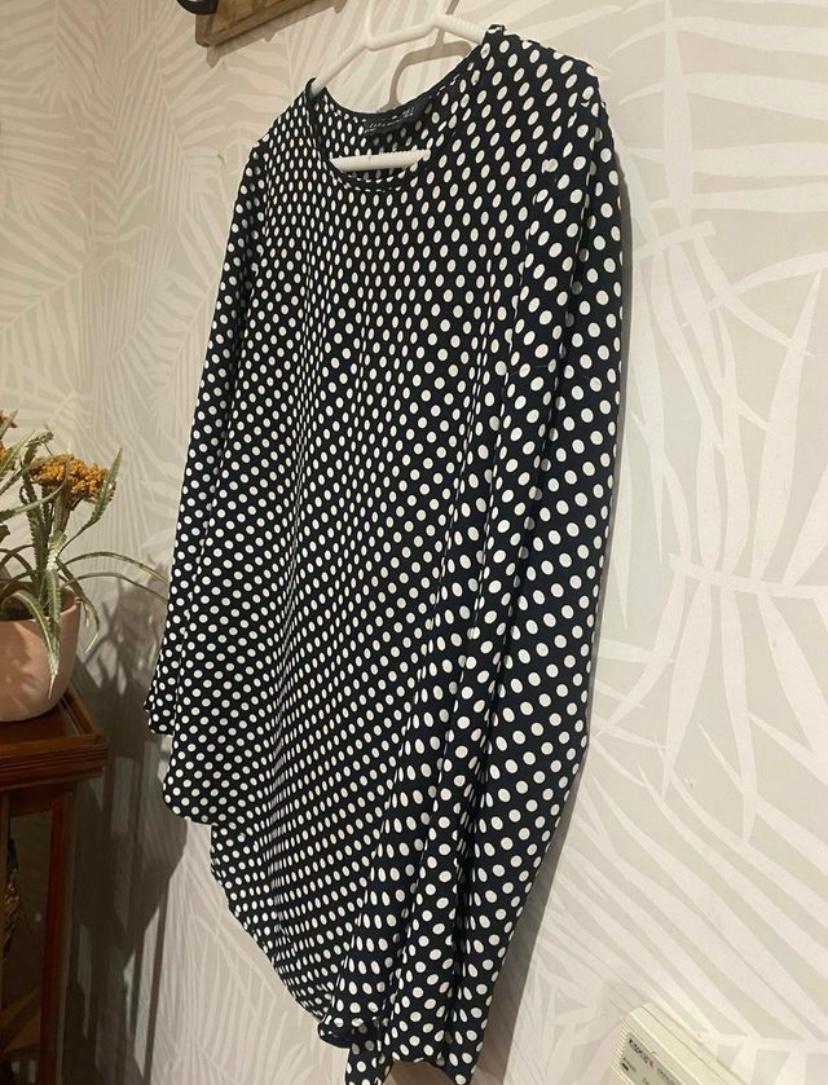 BLUSA TOP CUELLO REDONDO LUNARES NEGRO Y BLANCO - Image 3