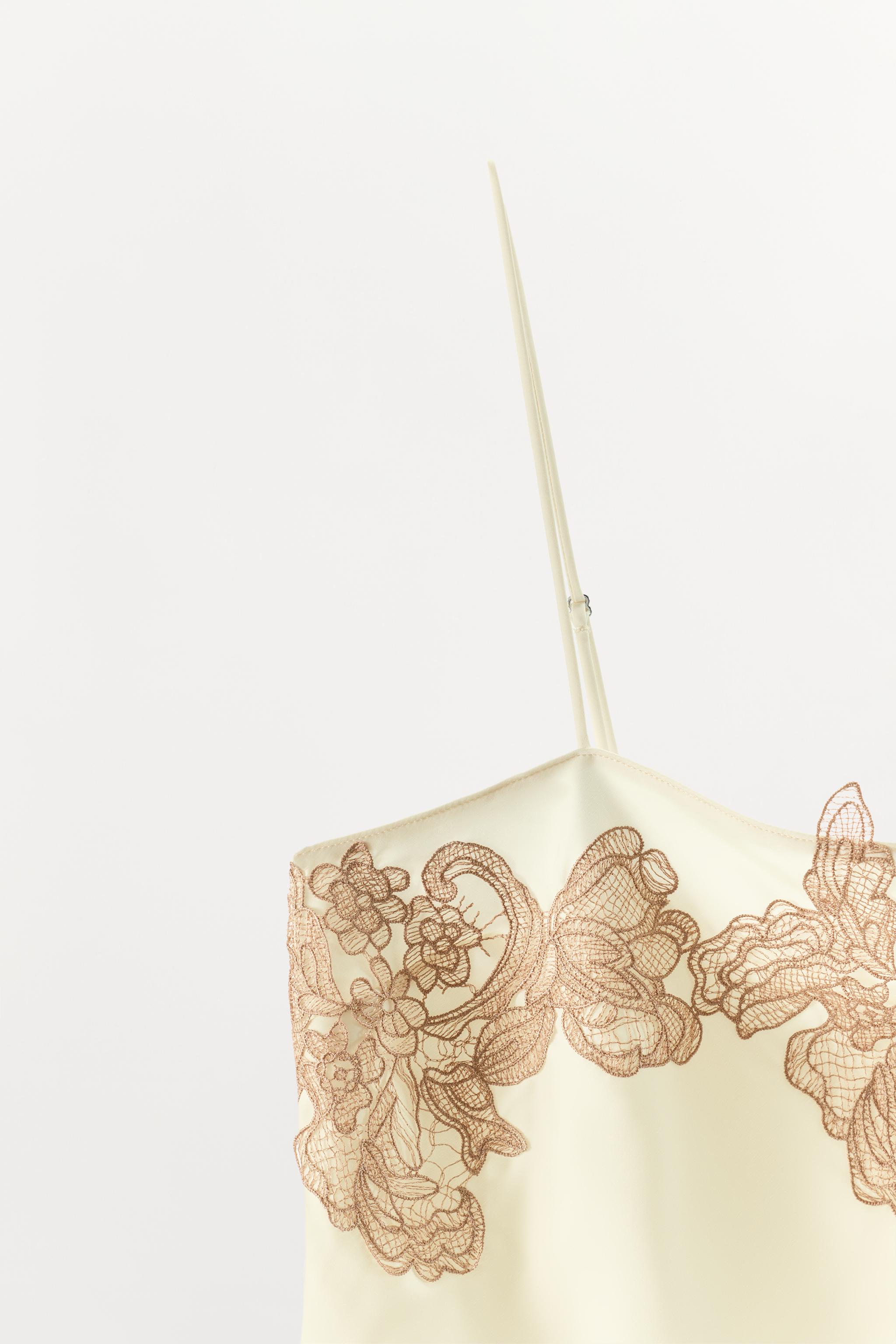 TOP SATINÉ EN DENTELLE