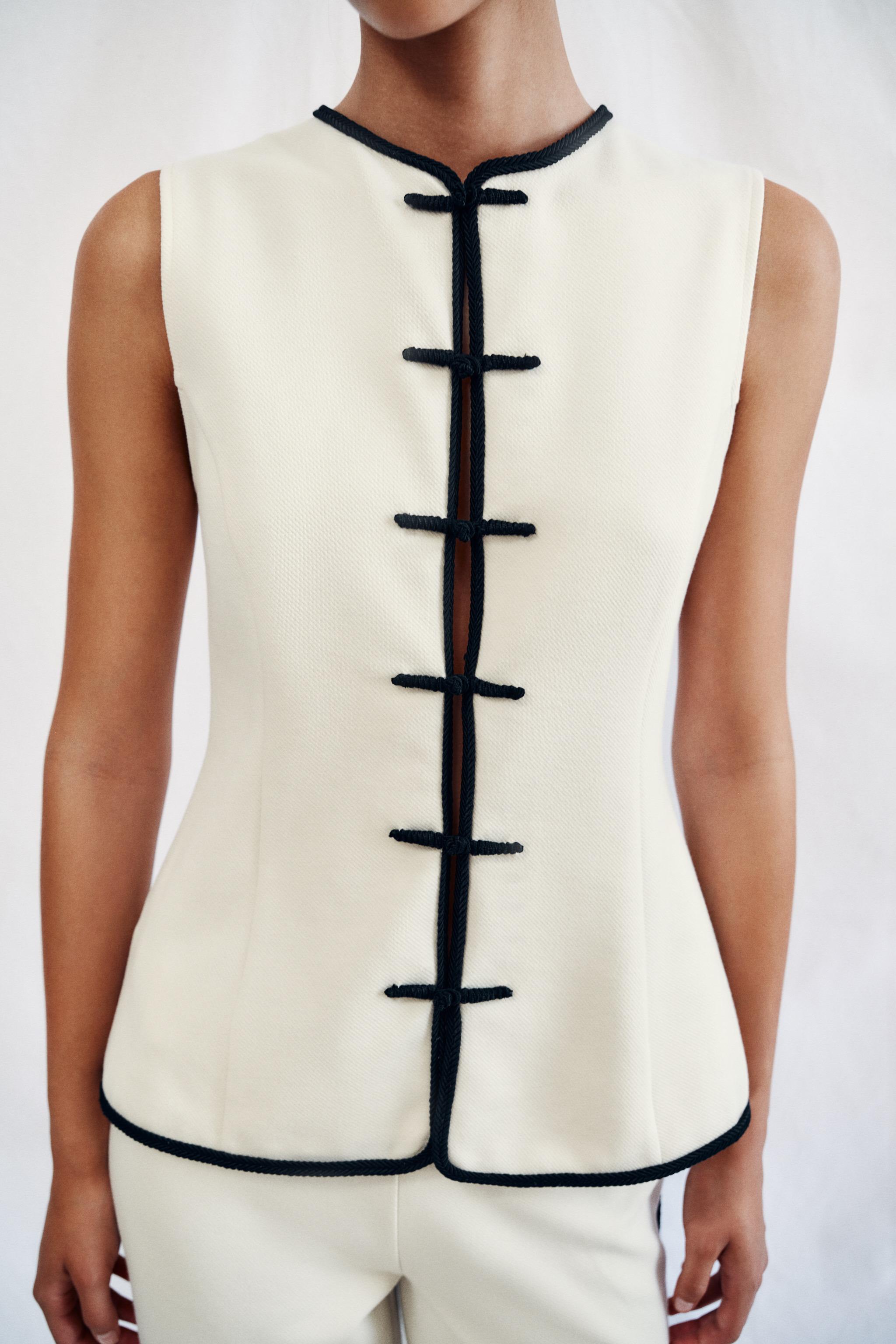 Женские топы Zara CONTRAST PIPING FROG FASTENING TOP — фото 2