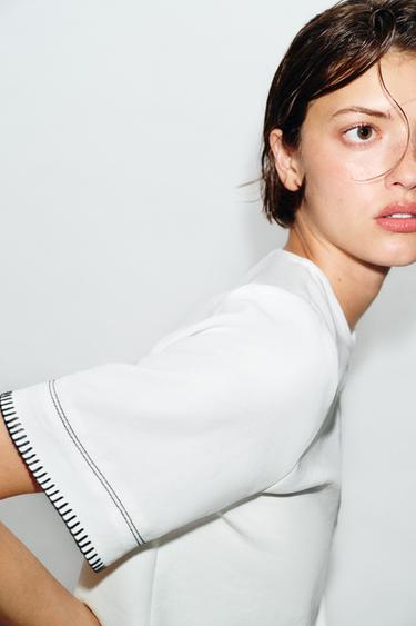 TOP À SURPIQÛRES CONTRASTANTES - Blanc cassé de Zara - Image 2