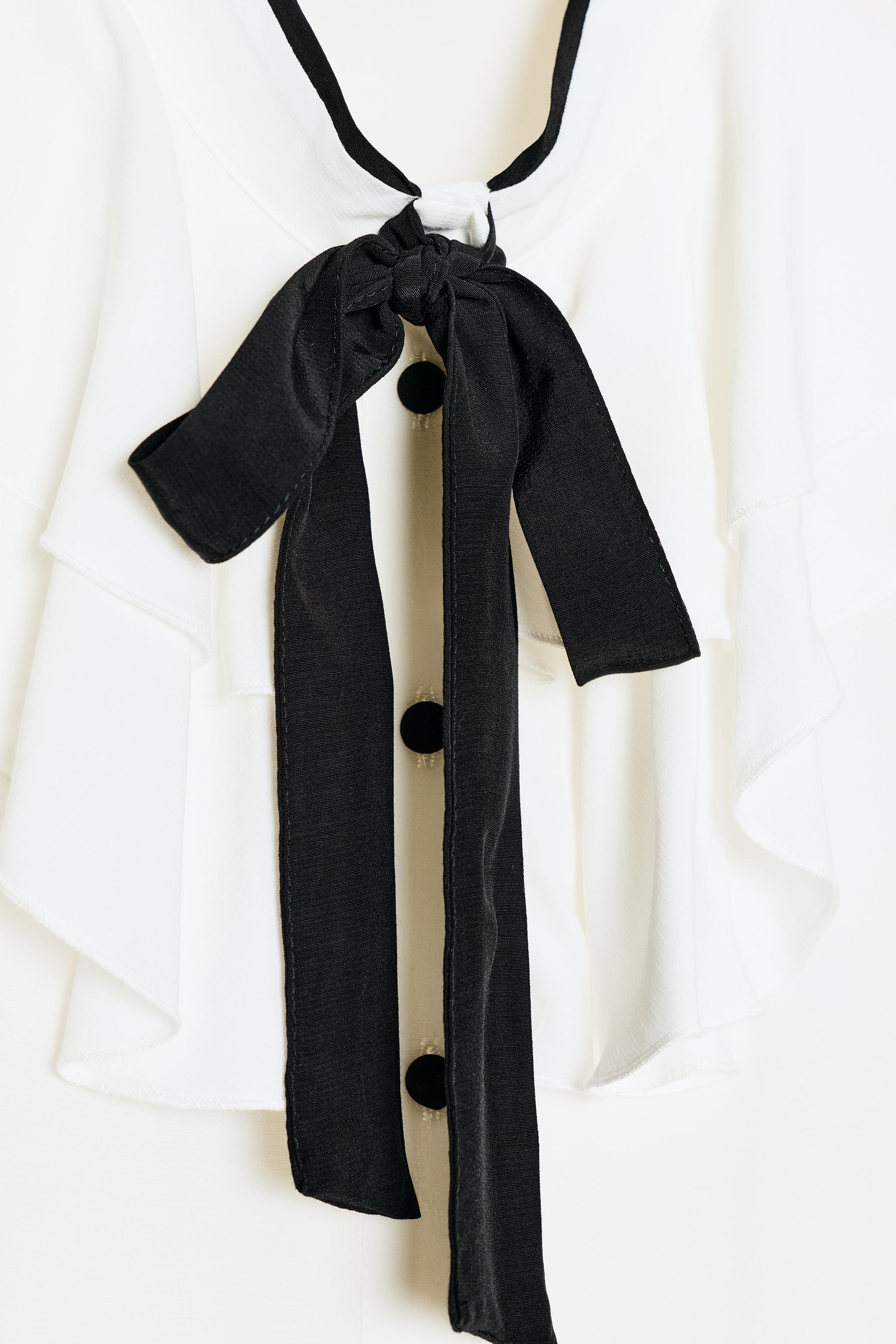 BLOUSE À VOLANTS ET NŒUD CONTRASTANT