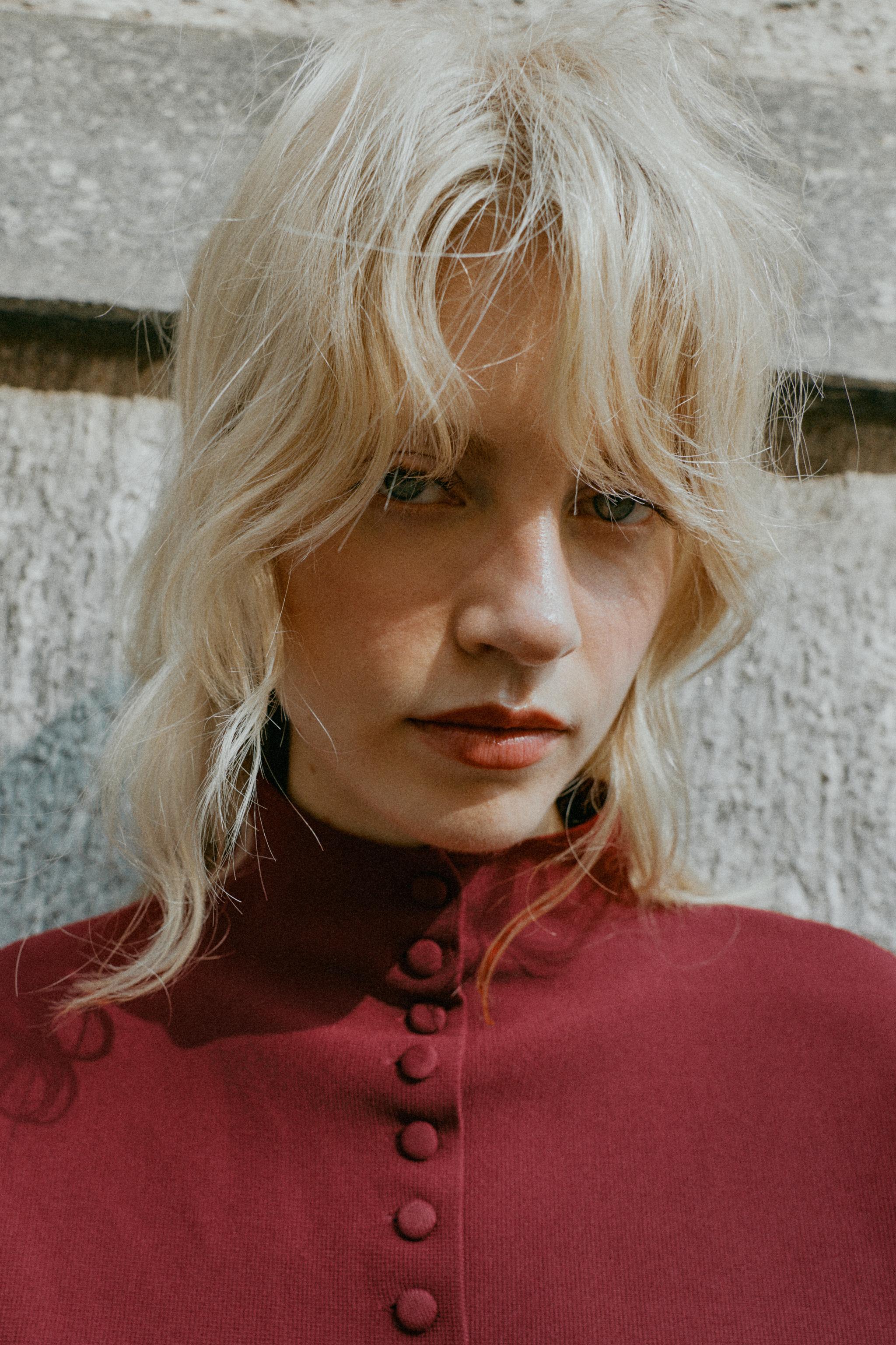 GILET EN MAILLE AVEC BOUTON REVÊTU