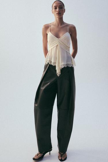 PANTALÓN BALLOON EFECTO PIEL - Marrón de Zara
