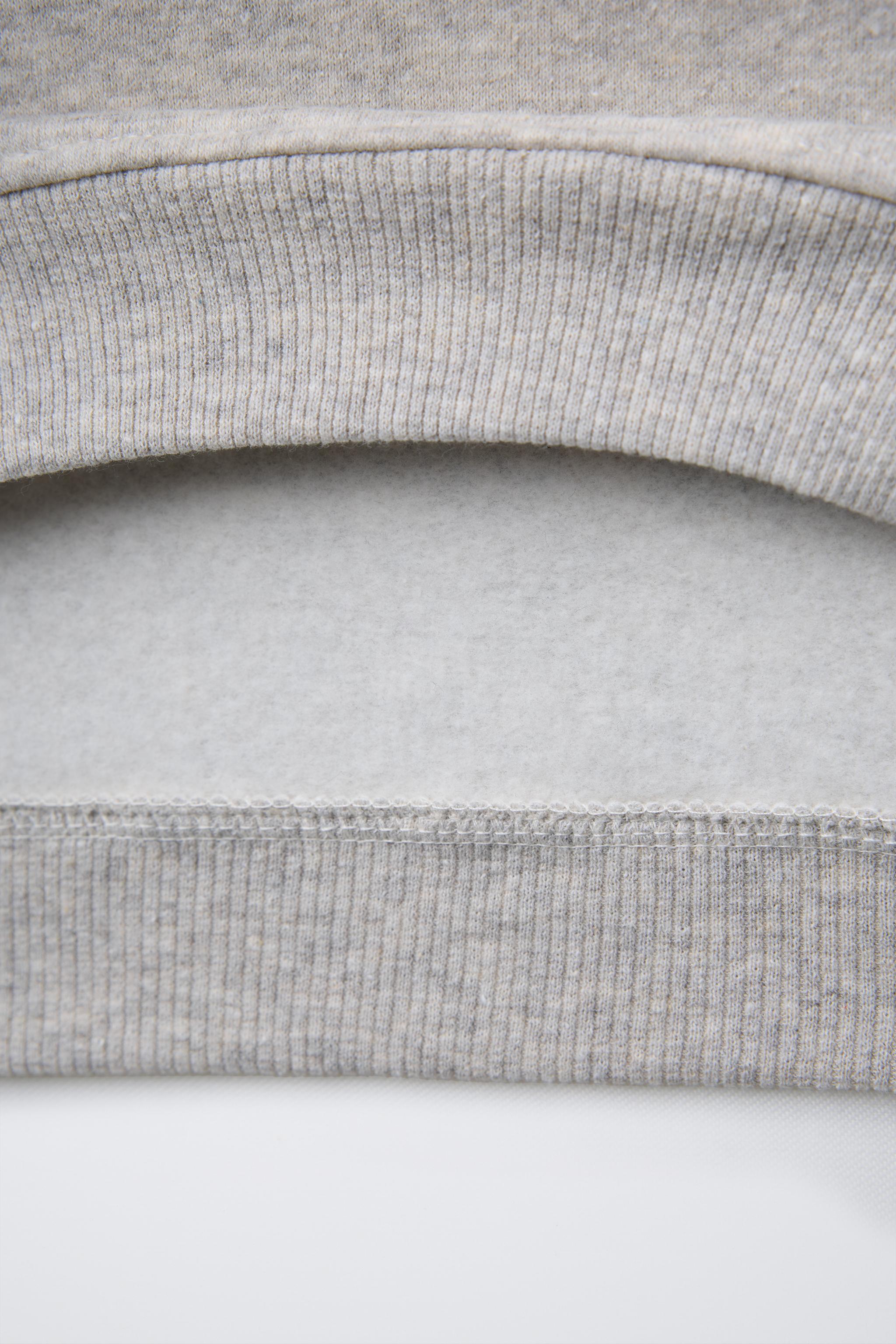 SWEAT À COL EN MATIÈRES VARIÉES BRODÉ
