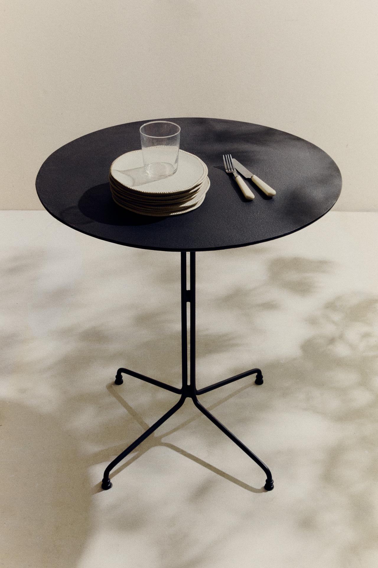 OUTDOOR WROUGHT IRON TABLE — Black