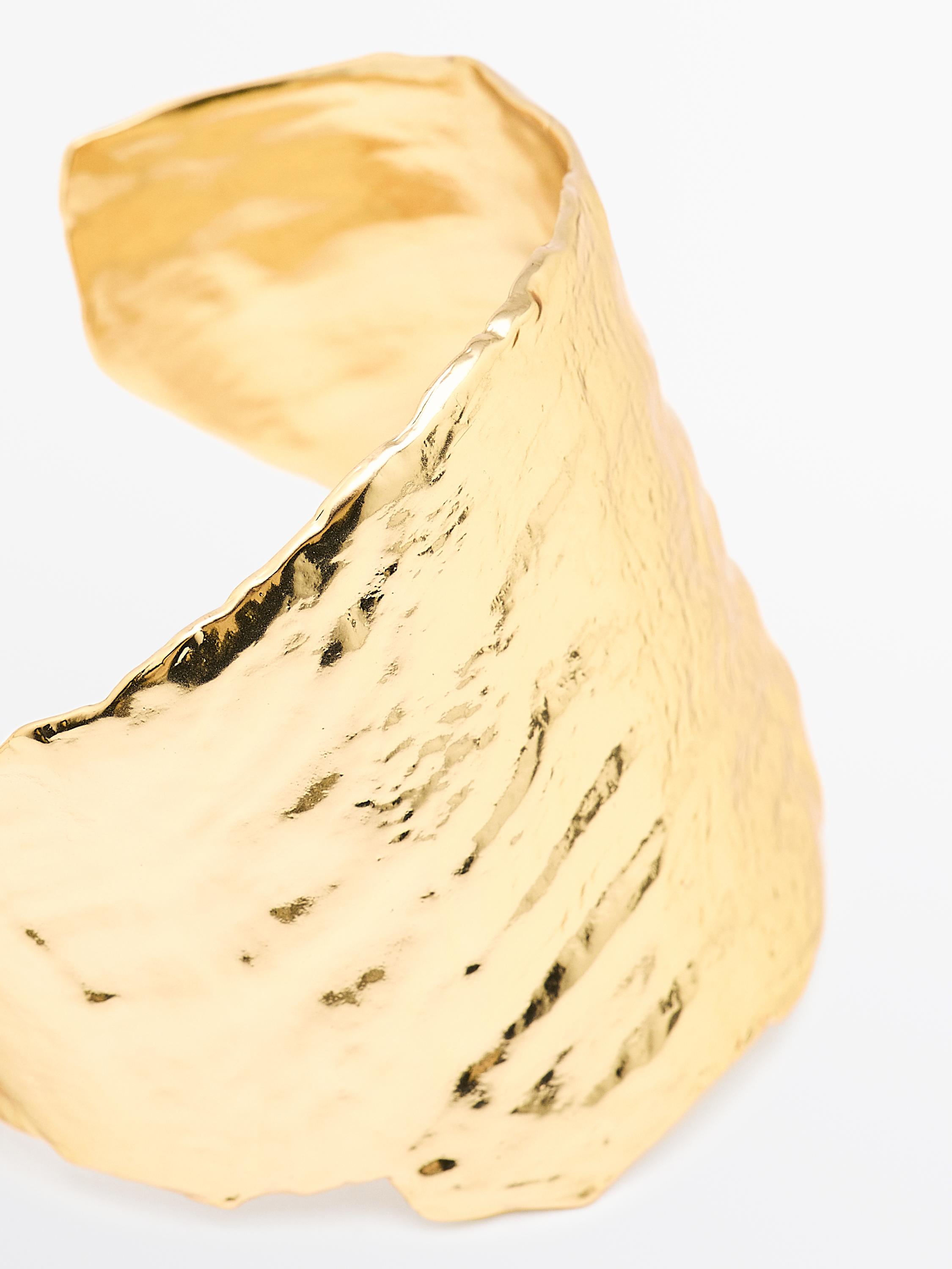 Irregular wide cuff