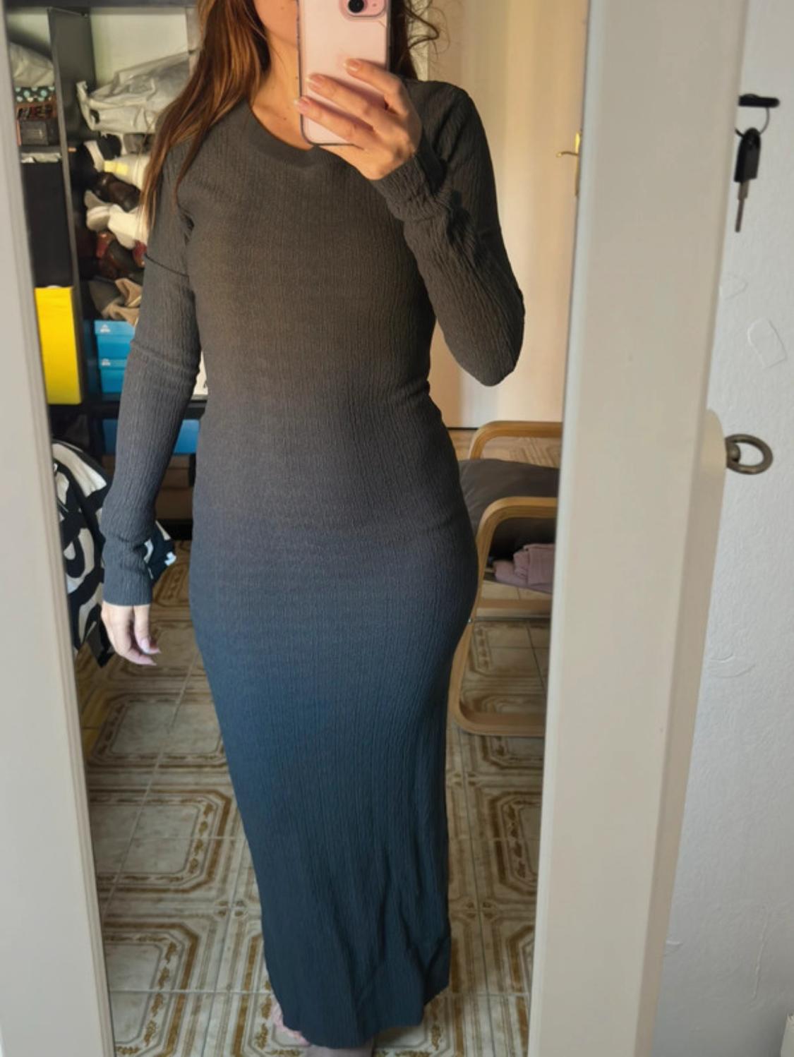 Dark grey long-sleeved maxi dress set, slim fit and round neck.