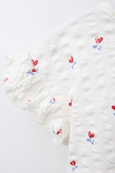 Zaras T-SHIRT MED TEXTUR OCH BLOMMIGT TRYCK - Benvit