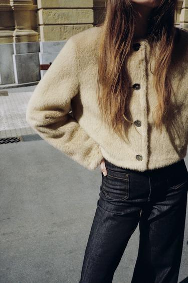 CAZADORA CORTA EFECTO PELO - Tostado de Zara
