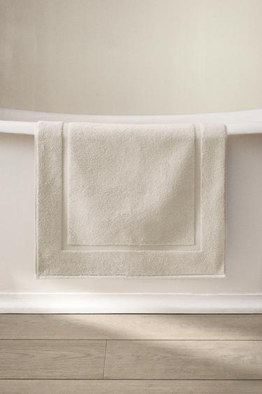 سجادة حمام ناعمة من القماش المتلف - رملي فاتح الخاص بـ Zara