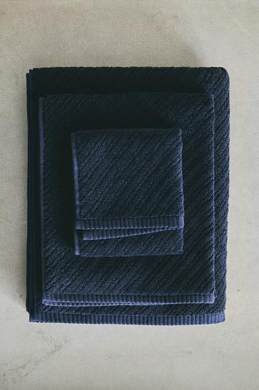 DIAGONAL TEXTURE BATH TOWEL - Ink blue by Zara - Image 5