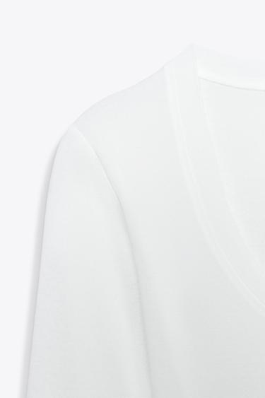 T-SHIRT EN CRÊPE À MANCHES LONGUES - Écru de Zara - Image 8